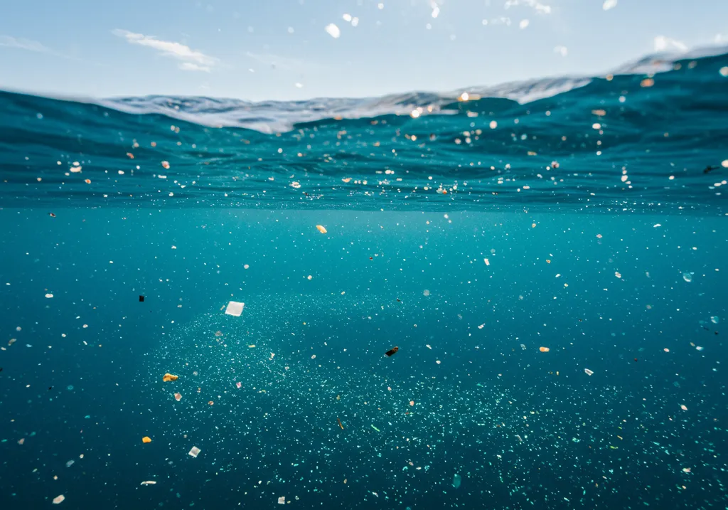 Fragments de microplastiques dispersés dans l'eau